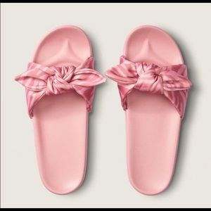 Victoria’s Secret Pink bow slides